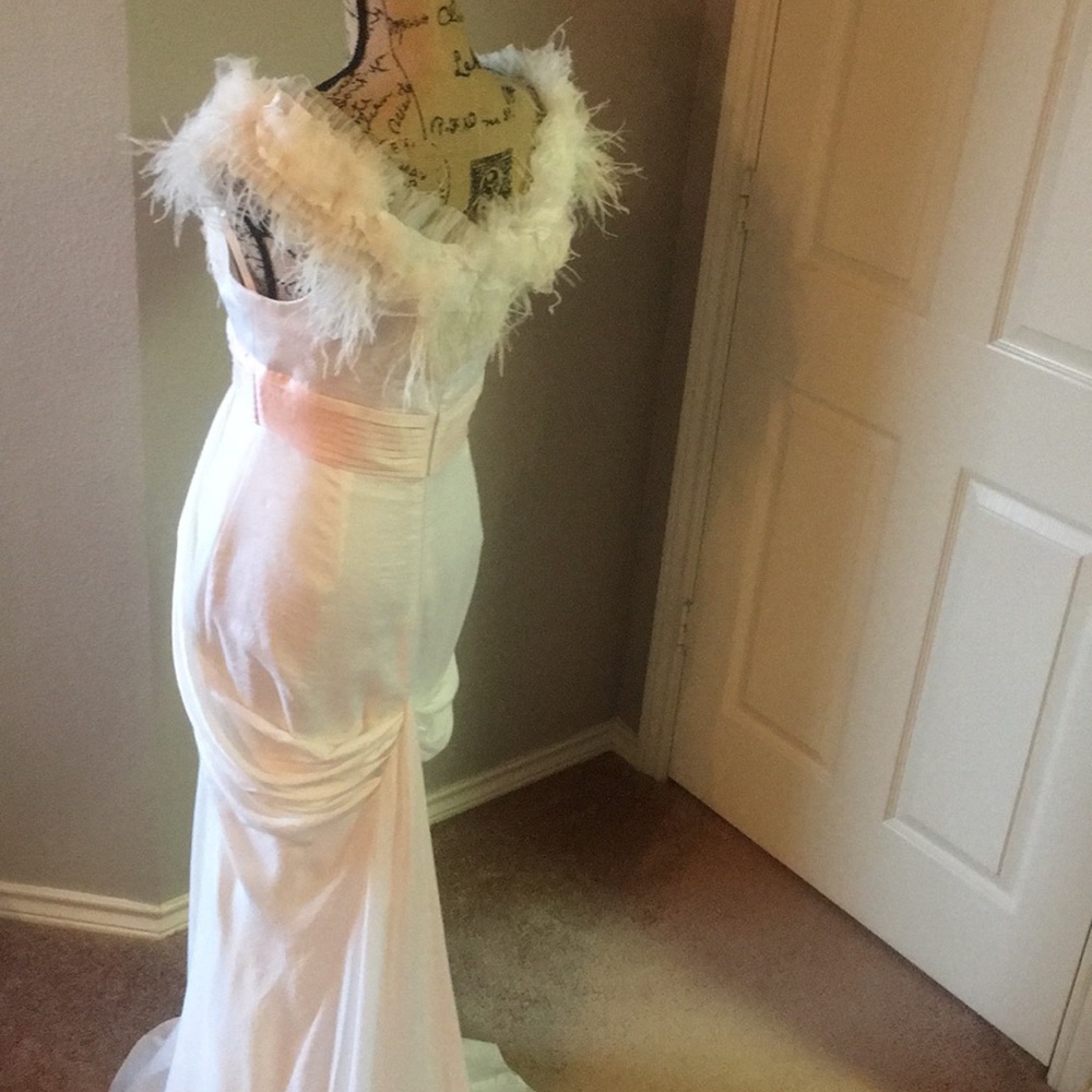 ⭐️⭐️⭐️Oscar Worthy Formal Gown! - Picture 6 of 8